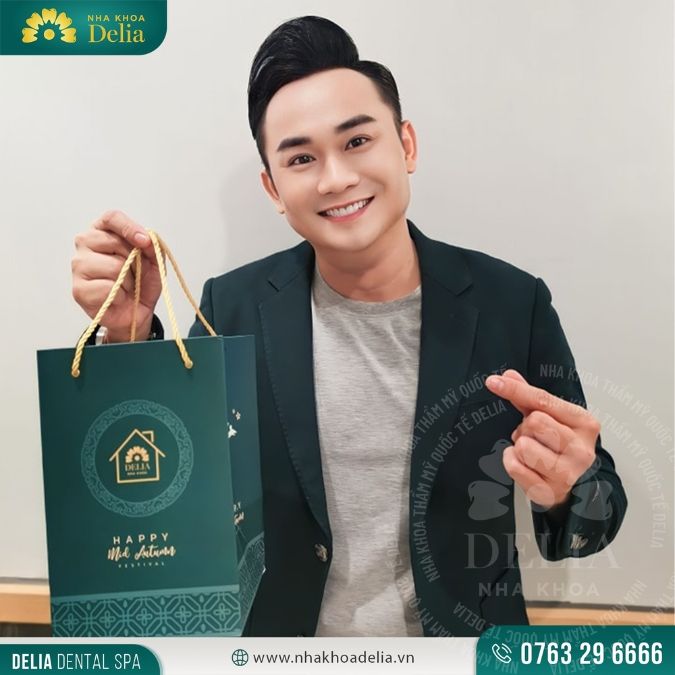 MC Phương Hiếu thẩm mỹ răng sứ Emax tại nha khoa Delia