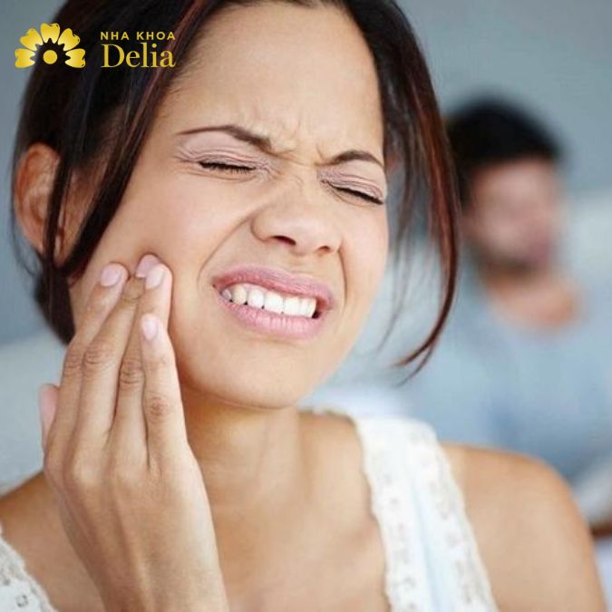 Lấy cao răng xong bị ê buốt tại sao? Có nguy hiểm không?