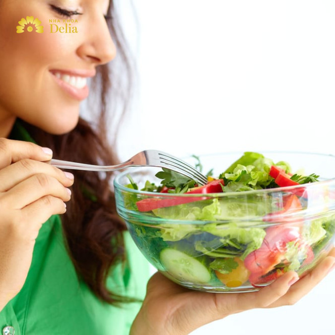 Bác sĩ giải đáp: Niềng răng trong suốt có ăn được không?
