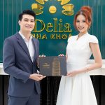 Lan Khuê chụp ảnh cùng CEO Nguyễn Bình – Giám đốc phụ trách phía Nam của Delia Beauty Group