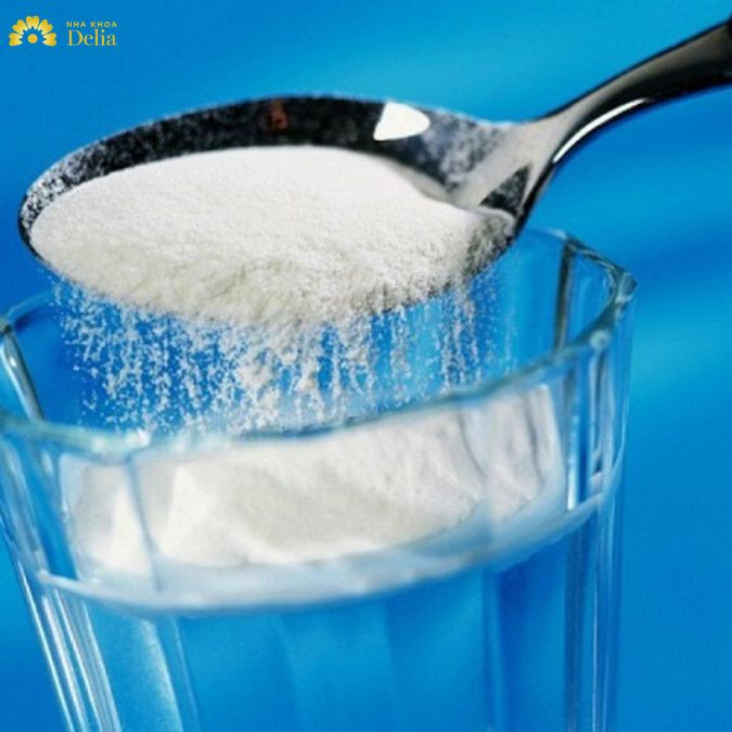 Nên ngậm nước muối trước hay sau khi đánh răng?