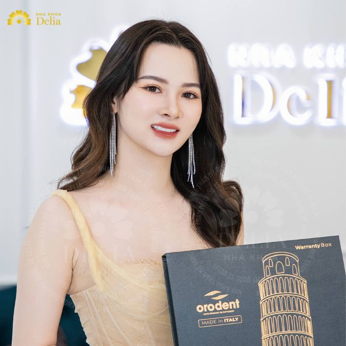 Răng khấp khểnh nên bọc sứ hay niềng răng là hợp lý?