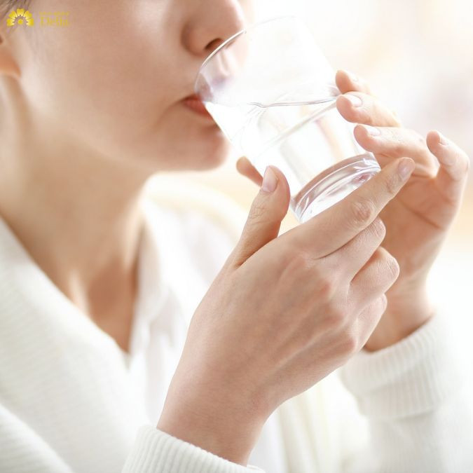 Nên uống nước trước hay sau khi đánh răng buổi sáng?