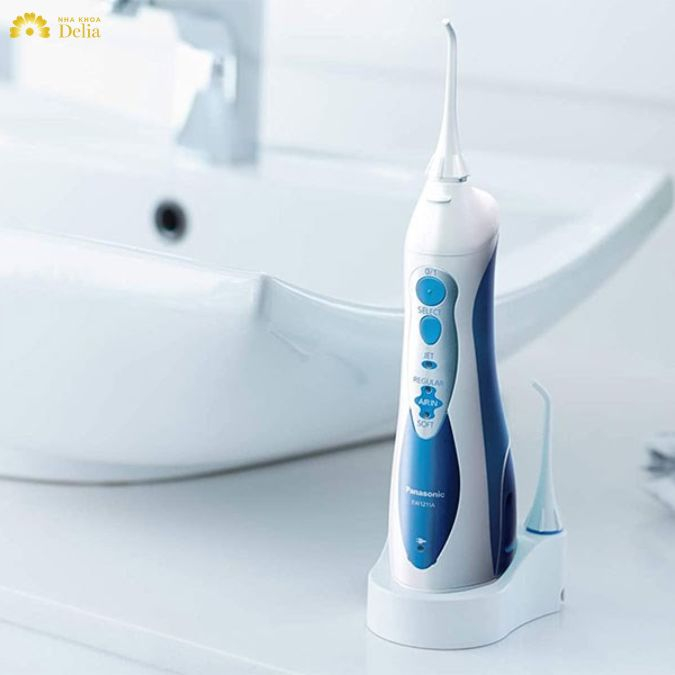 Giải đáp: Nên dùng tăm nước trước hay sau khi đánh răng?