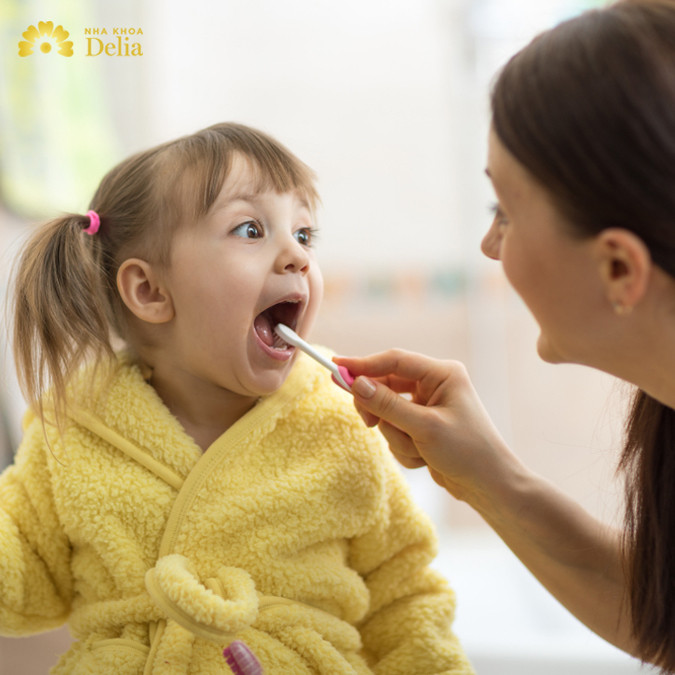 Nên khuyến khích trẻ đánh răng 2 lần sáng và tối
