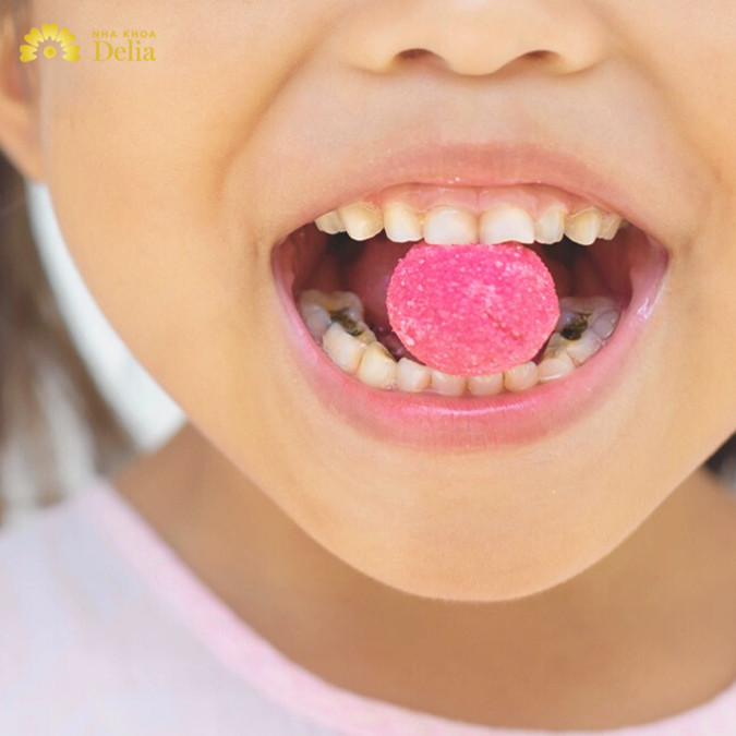 Bé an nhiều đồ ngọt khiến răng nhanh bị ố vàng và sâu răng