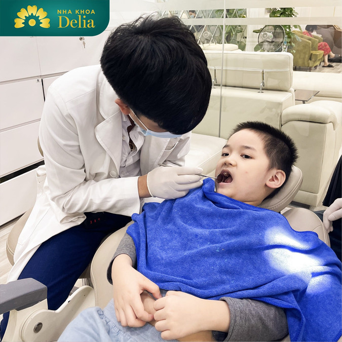 Nhổ răng sữa cho trẻ khi răng lung lay hoặc gặp các vấn đề như sâu, viêm ( tham khảo chỉ định bác sĩ)