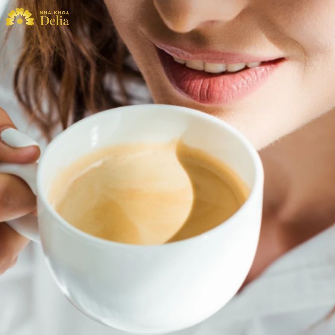 Uống nhiều cà phê cũng ảnh hưởng đến màu sắc của men răng