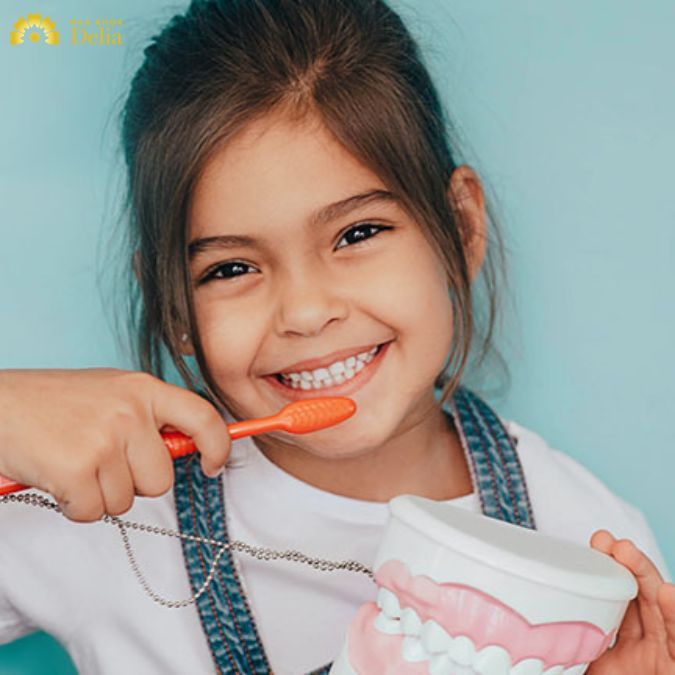 Cha mẹ nên hướng dẫn trẻ nhỏ chăm sóc răng miệng đúng cách
