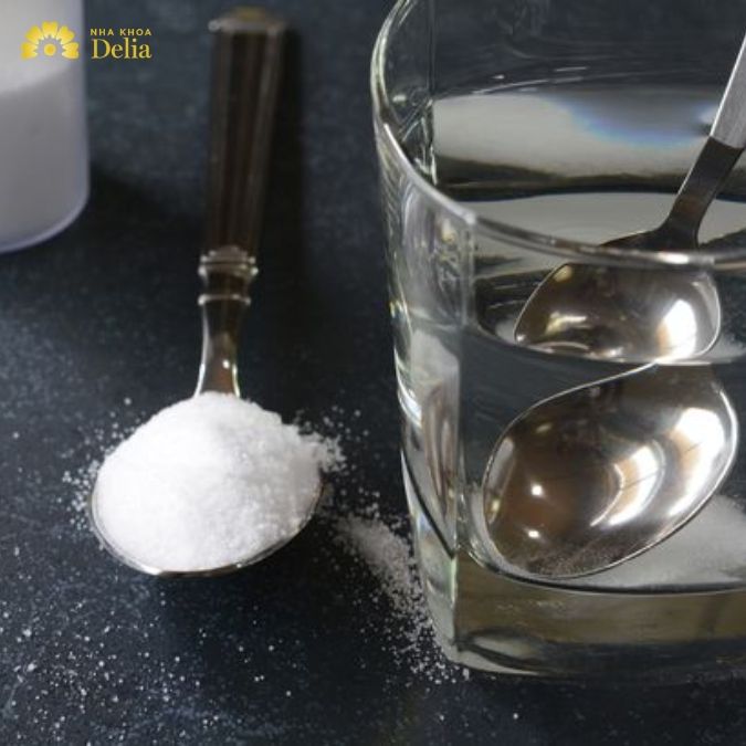 Nên súc nước muối nguyên chất hay súc nước muối pha mới đúng?
