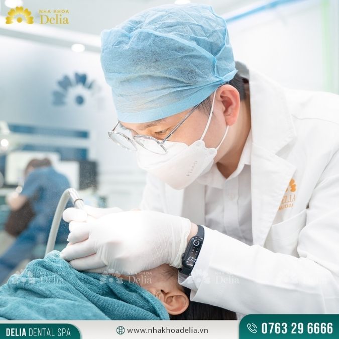 Bác sĩ có thể trám hoặc bọc sứ trong trường hợp nứt gãy chân răng không đáng kể
