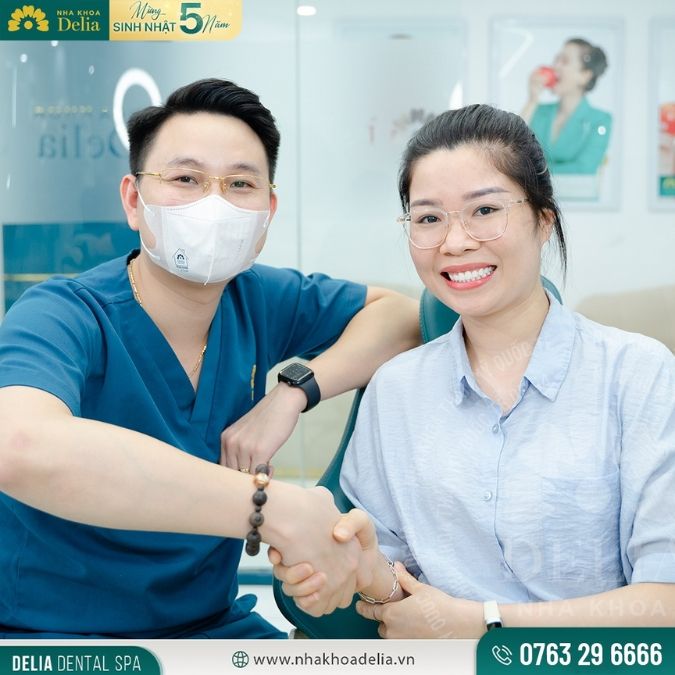 Khách hàng Nguyễn Hải Anh sau khi thẩm mỹ 20 răng sứ Emax tại nha khoa Delia
