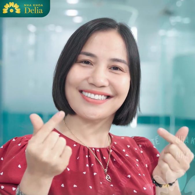 Khách hàng Trịnh Huyền trải nghiệm làm 23 răng sứ HT Smile tại nha khoa Delia