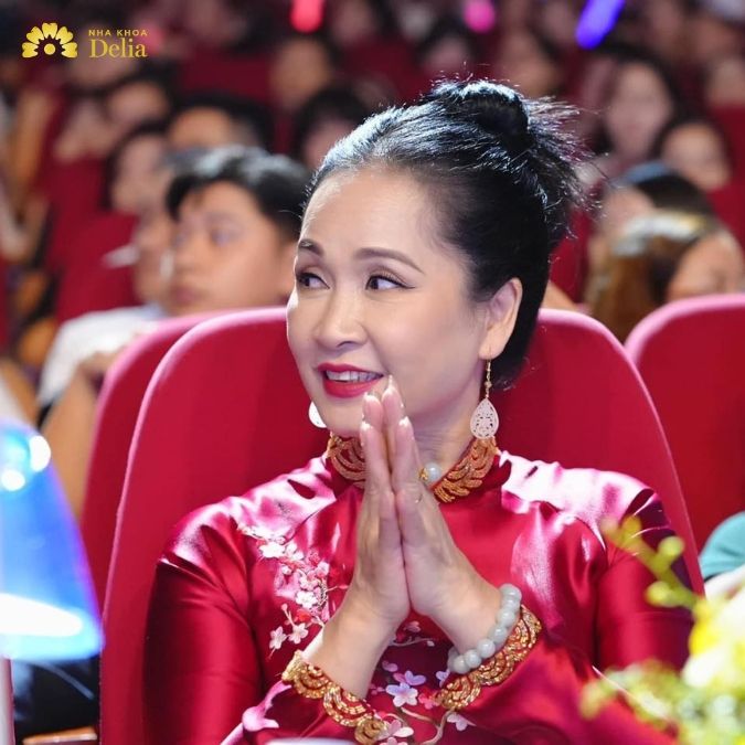NSND Lan Hương trải nghiệm trồng răng Implant tại nha khoa Delia