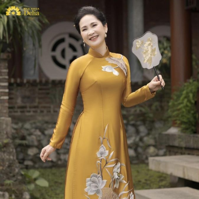NSND Lan Hương trải nghiệm trồng răng Implant tại nha khoa Delia
