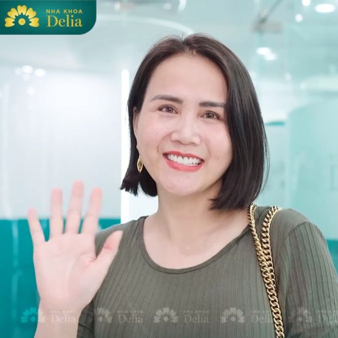 Khách hàng Thanh Mai trước và sau khi thẩm mỹ răng sứ Orodent Bleach
