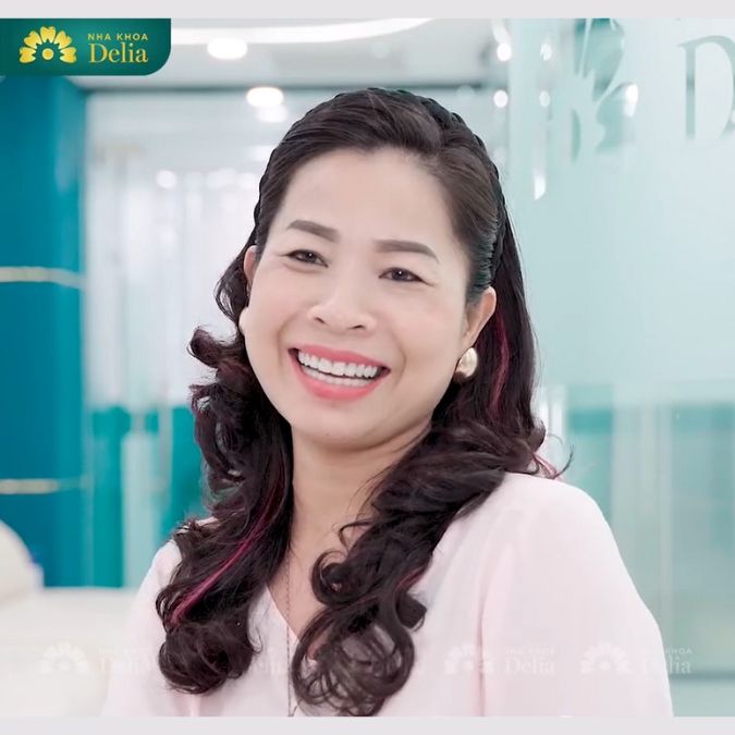 Khách hàng Thủy Thánh Thiện sau khi bọc 20 răng sứ Emax tại nha khoa Delia