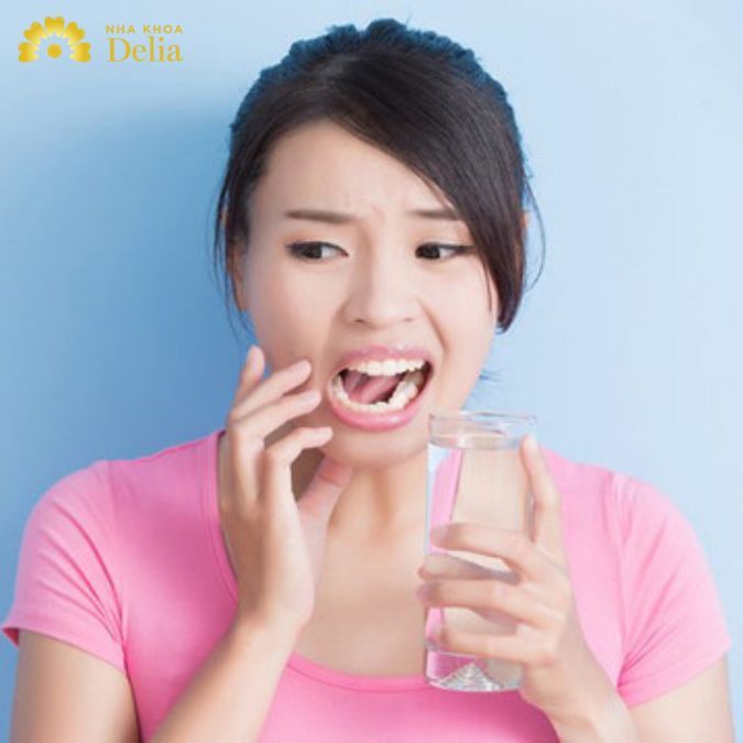 Sinh hoạt và vệ sinh răng miệng hàng ngày sai cách gây ra tình trạng cổ chân răng bị khuyết