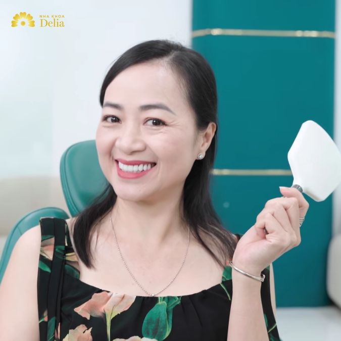 Khách hàng NSƯT Linh Huệ trải nghiệm dán 18 răng sứ Emax tại nha khoa Delia