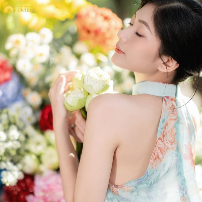 Thả dáng bên hoa