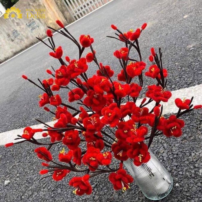 Hoa tết đỏ rực đem tới không khí náo nhiệt và nhộn nhịp