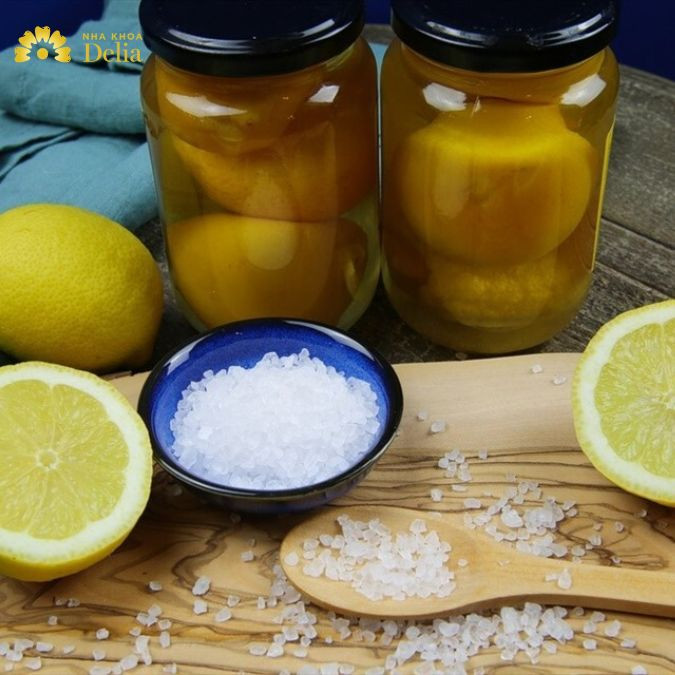 Sử dụng muối kết hợp với chanh tươi