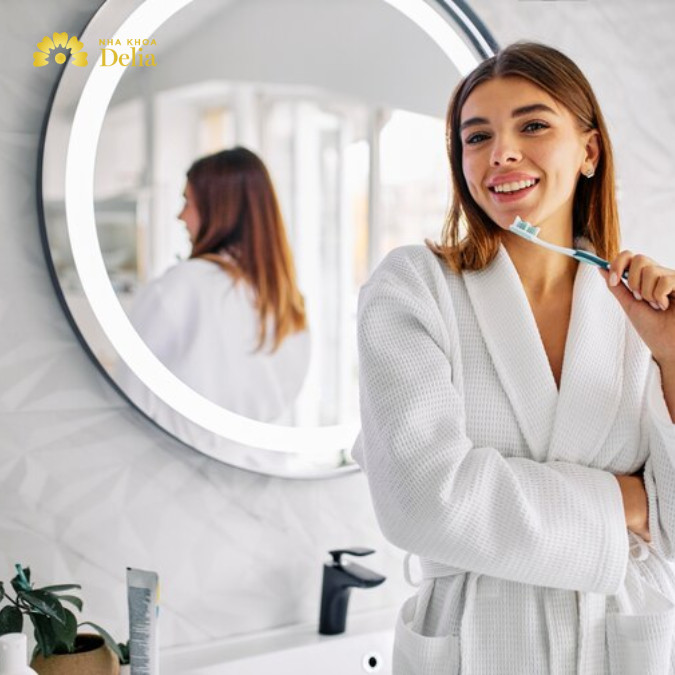 Chải nhẹ nhàng quanh vùng implant để loại bỏ mảng bám và thức ăn thừa
