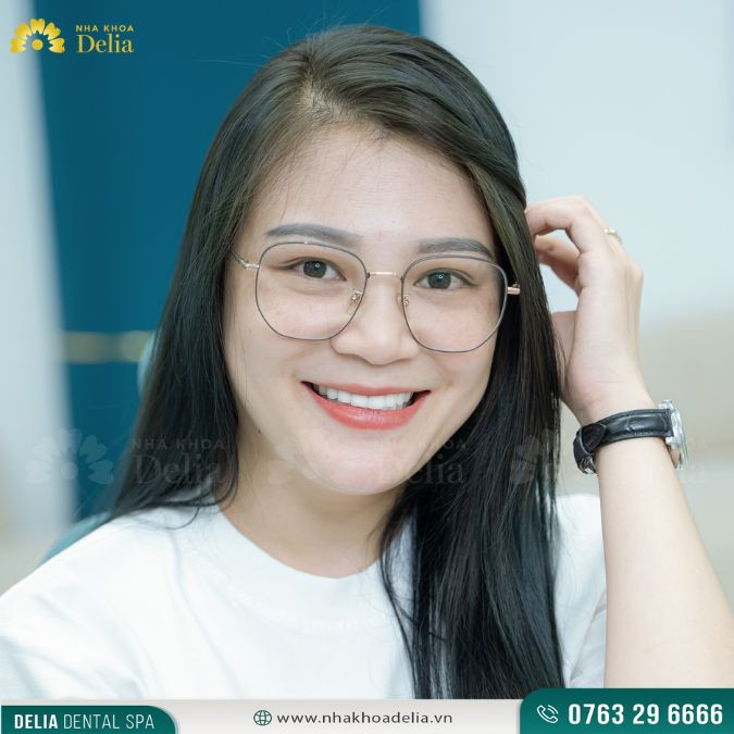 Nếu muốn cười mỉm đẹp khi chụp ảnh bạn có thể kết hợp thêm một số động tác