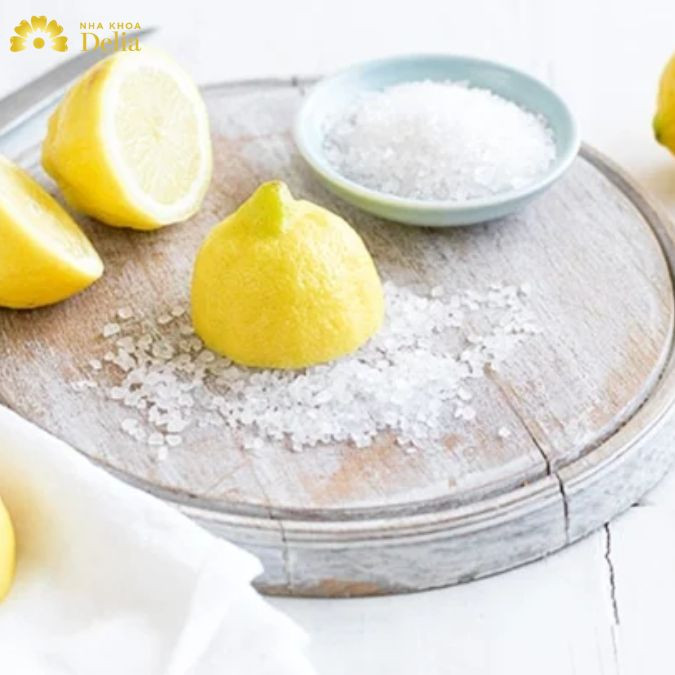 Kết hợp chanh và muối giúp làm trắng răng