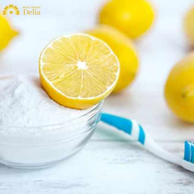 Kết hợp chanh và kem đánh răng giúp làm trắng răng và mang lại hơi thở thơm mát