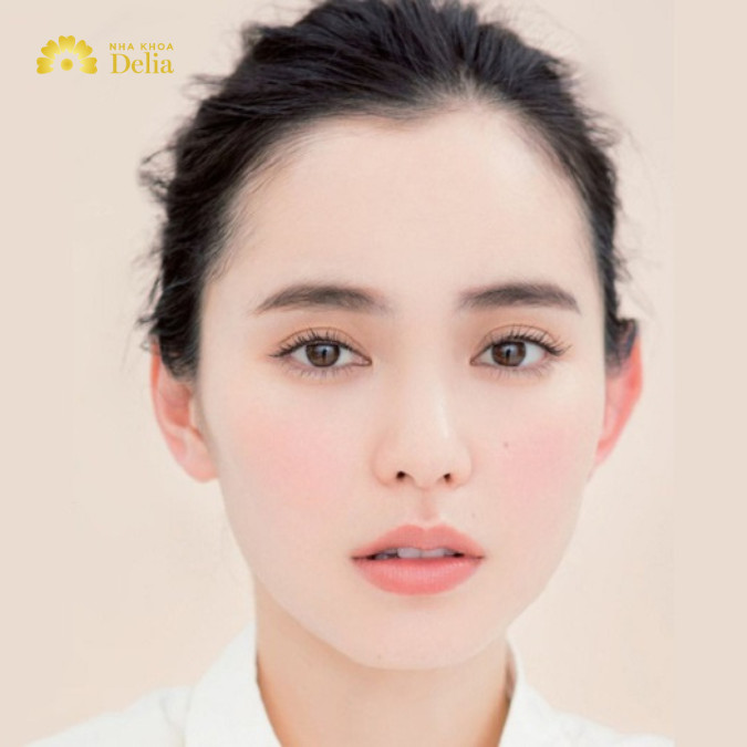 Mày ngang phù hợp với chị em mặt trái xoan