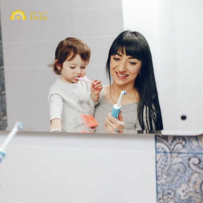 Đánh răng nhẹ nhàng giúp loại bỏ mảng bám mà không làm hại đến lớp trám