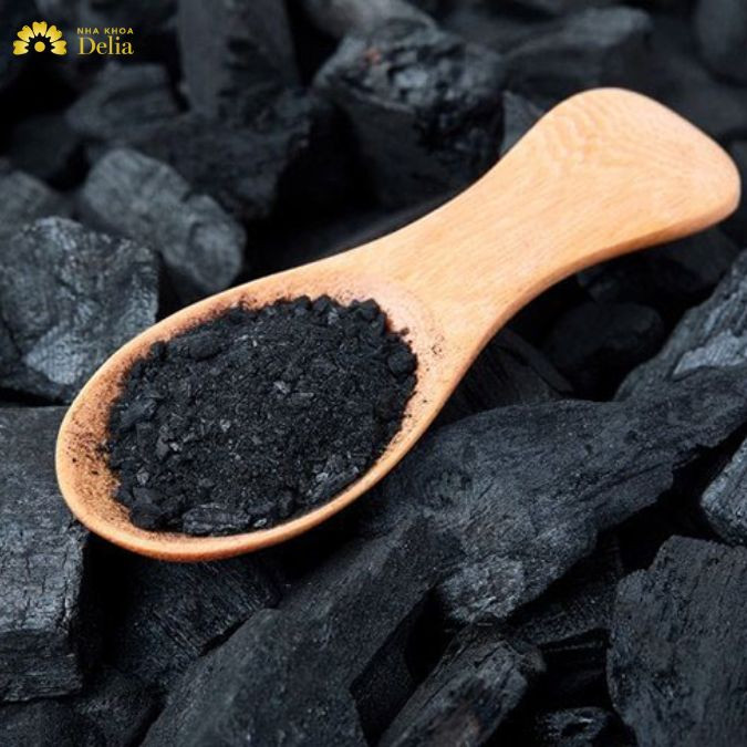 làm trắng răng sau 1 đêm bằng than hoạt tính