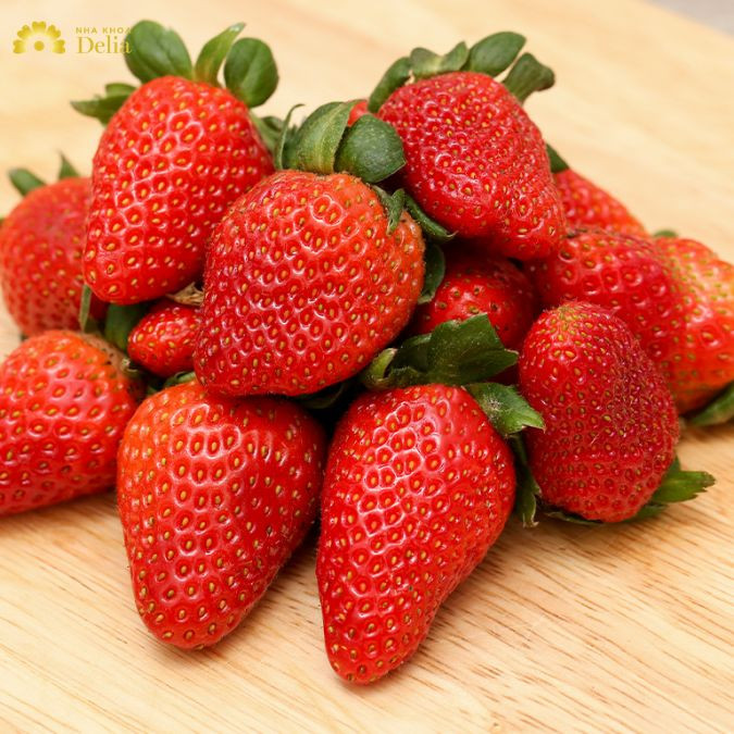 Dùng dâu tây làm trắng răng cấp tốc