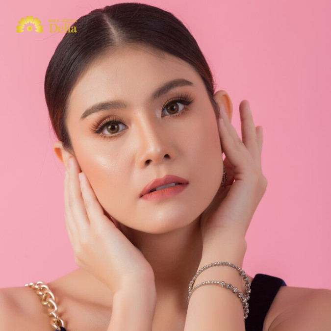 Khuôn mặt vuông nên chọn dáng lông mày dài, cong nhẹ ở đuôi