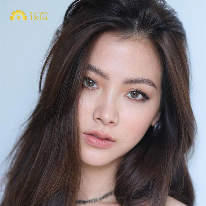 Chân mày hình cánh cung thu hút tiền tài