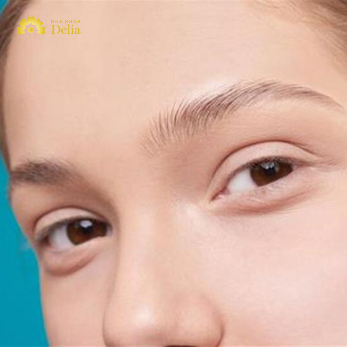 Chân mày quá thấp hoặc quá cao khiến gương mặt mất cân đối, tạo ra nguồn năng lượng không ổn định