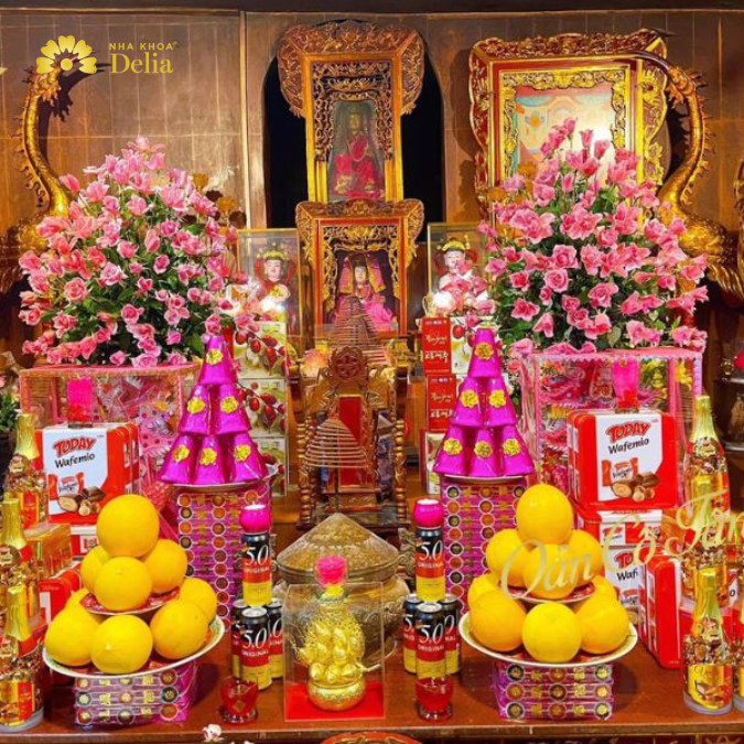 Cô Chín thích hoa và các màu sặc sỡ nên hãy chọn hoa sáng màu trên mâm lễ nhé