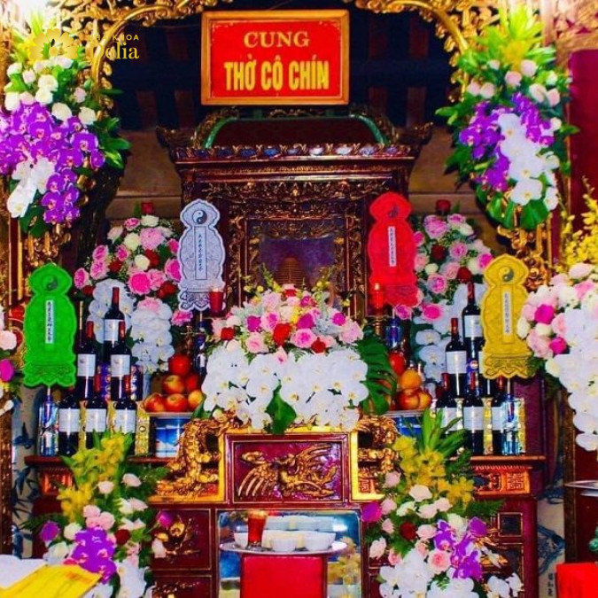 Để ghi nhớ cô Chín đã có công cứu chúa Liễu Hạnh, nhân dân đã lập đền thờ cho bà ngay bên cạnh Chín cái giếng thiêng, gọi là đền Cô Chín cho tới tận ngày nay.