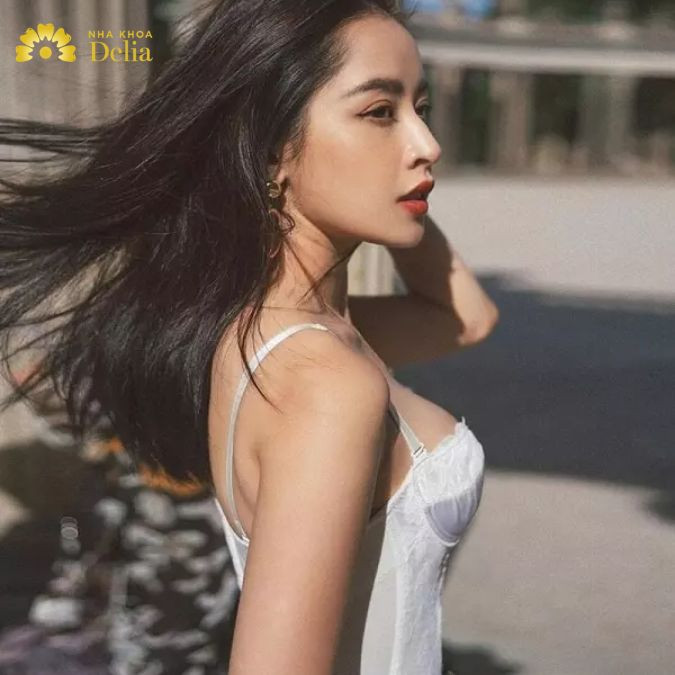 đầu mũi, cằm và môi sẽ phải nằm trên cùng một đường thẳng