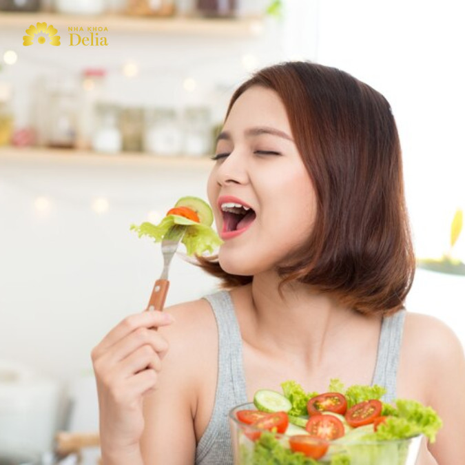 Mặt lệch bên phải thì nhai bên nào? Mặt lệch bên trái thì nhai bên nào