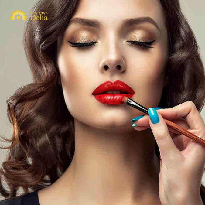 Mẹo cải thiện môi phong thủy: trang điểm môi