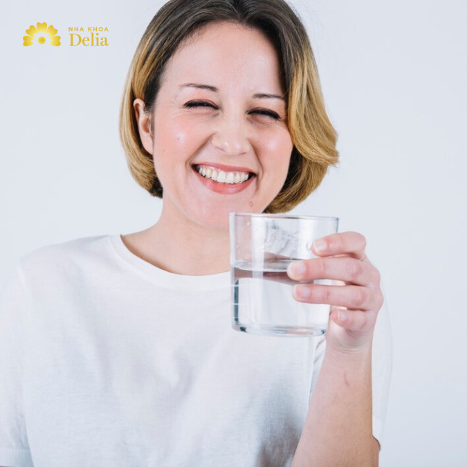 Răng số 5 hàm trên bị sâu cần làm gì: Súc miệng với nước muối