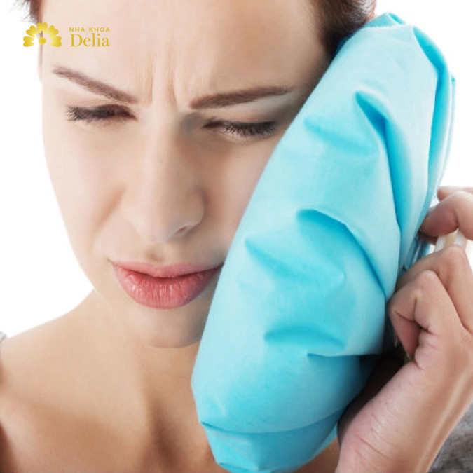 Chườm nóng/lạnh giảm đau khớp thái dương hàm tại nhà