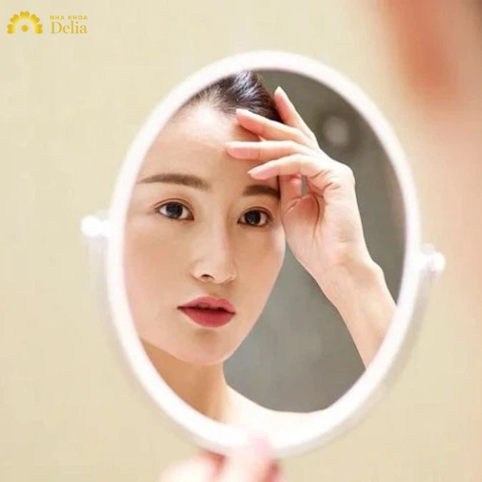 Làm sao để biết khuôn mặt thật của mình qua một tấm gương?
