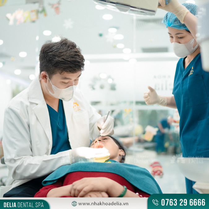Bác sĩ tiến hành gây tê để đảm bảo bệnh nhân được thoải mái trong suốt quá trình điều trị