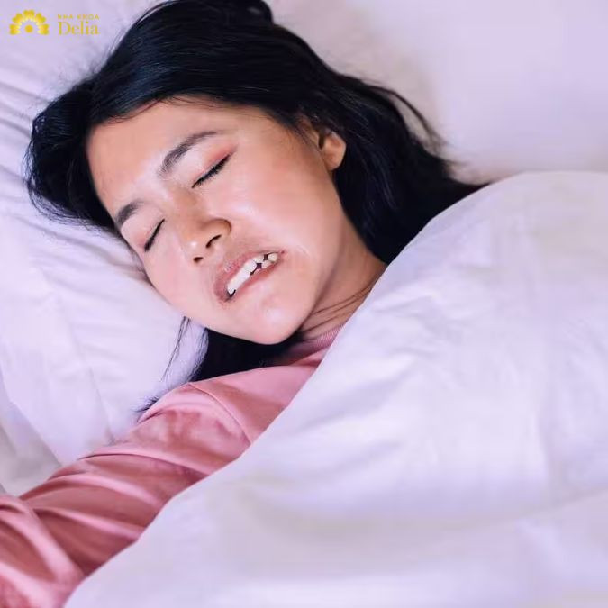 Nghiến răng khi ngủ có thể là dấu hiệu của một số bệnh sau đây: Mòn men răng, hở cổ răng, sâu răng