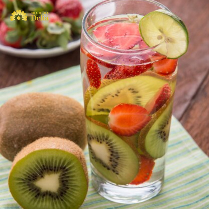 Nước Detox 2024 giảm mỡ bụng từ dâu tây và kiwi