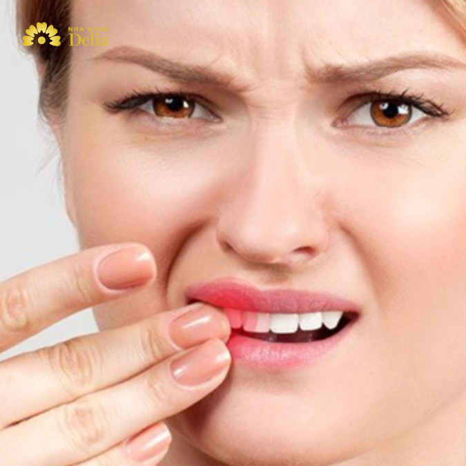 Nguyên nhân răng cửa bị lung lay: do suy giảm chức năng khi về già