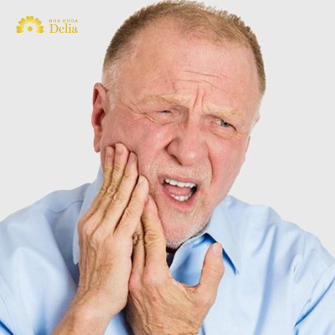 Tuổi già dễ gặp tình trạng răng lung lay
